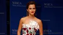 Aktris Emma Watson berpose diatas karpet merah saat menghadiri acara White House Correspondents Association Dinner bareng Obama di Washington, AS (30/4). (REUTERS/Jonathan Ernst )