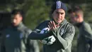 Striker Juventus, Paulo Dybala, Saat mengikuti sesi latihan jelang laga Liga Champions di Training Center Juventus, Minggu (3/12/2017). Juventus akan berhadapan melawan Olympiakos. (AFP/Marco Bertorello)