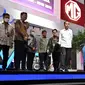 Presiden Joko Widodo atau Jokowi (kanan) mengunjungi pameran Indonesia International Motor Show (IIMS) di JIExpo, Kemayoran, Jakarta, Kamis (16/2/2023). Jokowi menambahkan, untuk tahun 2022  industri otomotif Indonesia meningkat cukup signifikan sebesar 18 persen dibanding 2021 atau selama pascapandemi COVID-19. (ADEK BERRY/AFP)