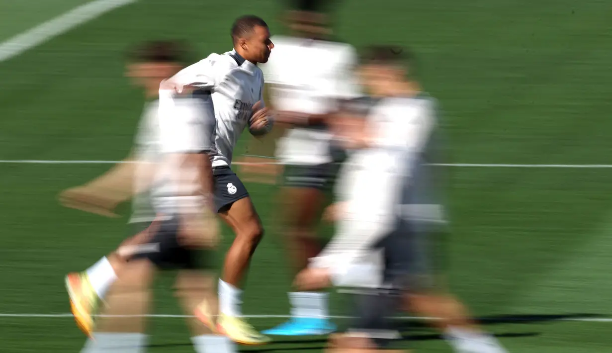 Pemain Real Madrid, Kylian Mbappe berlatih jelang laga melawan VfB Stuttgart saat Liga Champions 2024/2025 di fasilitas pelatihan Valdebebas, Madrid, Spanyol, 16 September 2024. (AFP/Thomas Coex)