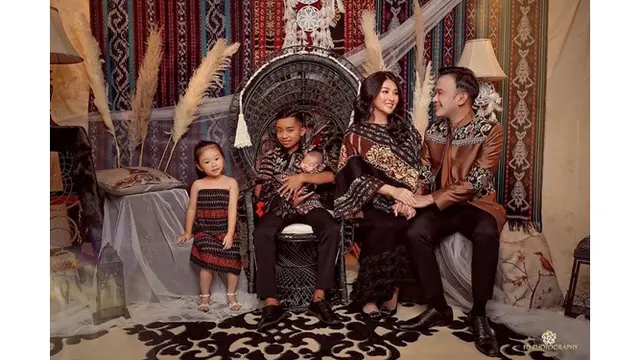 Ajak Betrand Peto, Begini 7 Gaya Foto Keluarga Ruben Onsu dengan Pakaian Nuansa Etnik