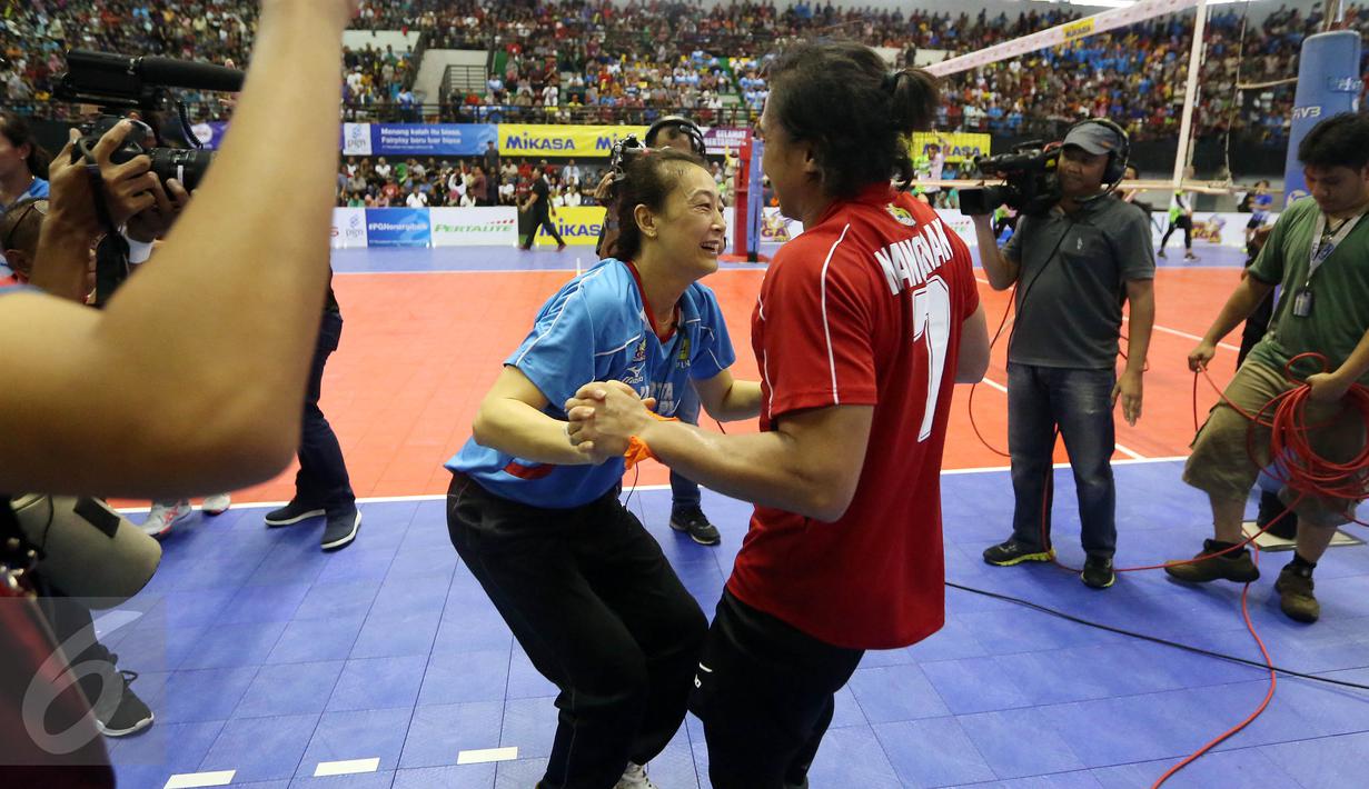 Ekspresi kegembiraan pelatih tim voli Jakarta Elektrik PLN usai menjadi juara dalam Grand Final Proliga 2017 di GOR Among Rogo, Yogyakarta (23/4). Ini adalah gelar ketiga yang diraih Jakarta Elektrik secara beruntun. (Liputan6.com/Johan Tallo)