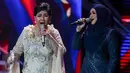 Siti Nurhaliza berduet dengan artis senior Titiek Puspa saat mengisi Golden Memories International di Studio Indosiar, Jakarta, Kamis (12/1). Rayakan HUT ke-22, Indosiar hadirkan Siti Nurhaliza di Golden Memories International.(Liputan6.com/Yoppy Renato)