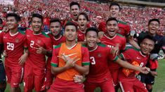 Para pemain timnas Indonesia merayakan kemenangan atas Kamboja di Stadion Shah Alam, Selangor, Kamis, (24/8/2017). Indonesia menang 2-0 atas Kamboja. (Bola.com/Vitalis Yogi Trisna)