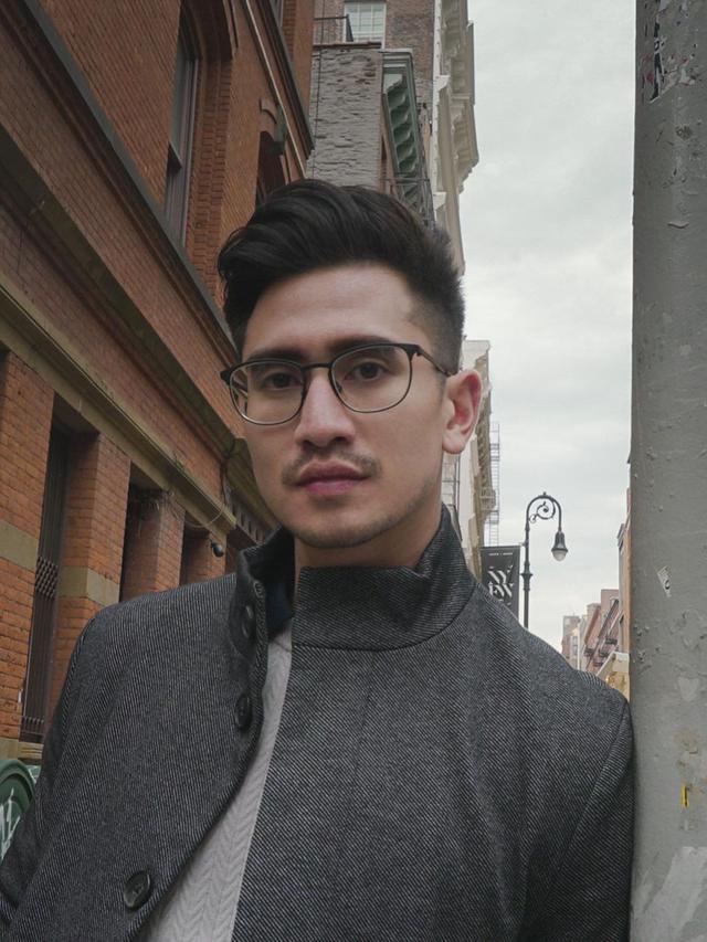 7 Potret Verrell Bramasta Tampil Makin Dewasa dengan Berkumis