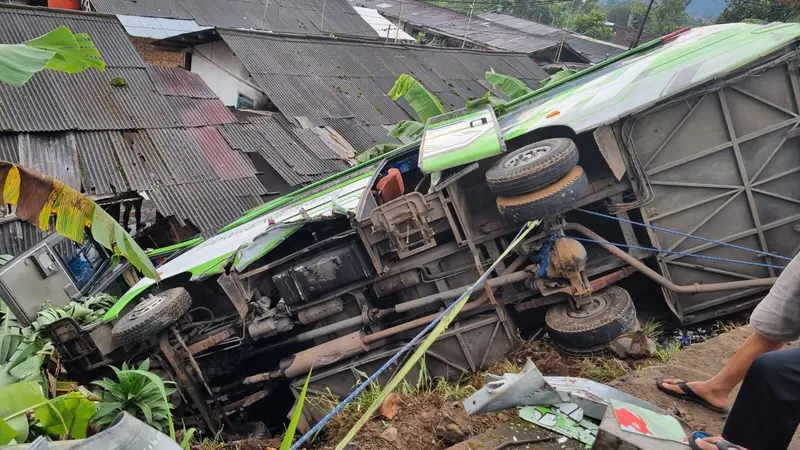 Bus Pariwisata Terguling dan Timpa Rumah di Jalan Alternatif Puncak Bogor, 9 Wisatawan Luka