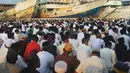 Umat islam bersiap salat Idul Fitri 1439 H di Pelabuhan Sunda Kelapa, Jakarta, Jumat (15/6). Seluruh umat islam merayakan hari Idul Fitri 1349 H yang jatuh pada Jumat, 15 Juni 2018.            (Merdeka.com/Imam Buhori)