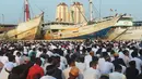 Umat islam bersiap salat Idul Fitri 1439 H di Pelabuhan Sunda Kelapa, Jakarta, Jumat (15/6). Seluruh umat islam merayakan hari Idul Fitri 1349 H yang jatuh pada Jumat, 15 Juni 2018.            (Merdeka.com/Imam Buhori)