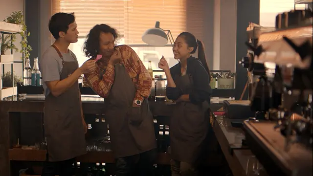 Kopet (tengah) diperankan Erick Estrada dalam Sobat Ambyar. (Foto: Dok. Magma Entertainment/ Netflix)