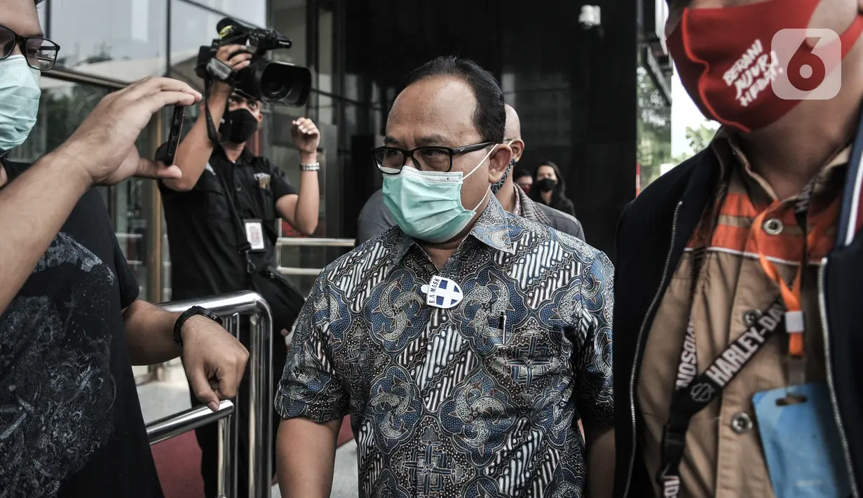 Direktur Utama PT Waskita Beton Precast Jarot Subana tiba di Gedung KPK, Jakarta, Kamis (23/7/2020). Jarot dijemput paksa penyidik KPK setelah tiga kali mangkir memenuhi panggilan kasus dugaan tindak pidana korupsi proyek fiktif pada BUMN PT Waskita Karya (Persero) Tbk. (merdeka.com/Iqbal Nugroho)