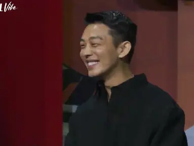 Momen ini terjadi di pengujung konferensi pers yang digelar Netflix. Yoo Ah In mendadak curhat, berkata bahwa Ong Seung Wu hobi betul joget di lokasi syuting. Maklum, meski kini lebih dikenal sebagai aktor, beberapa tahun lalu Ong Seung Wu lebih aktif sebagai idol dan sempat menjadi member Wanna One. (Foto: Tangkapan layar YouTube - Netflix).