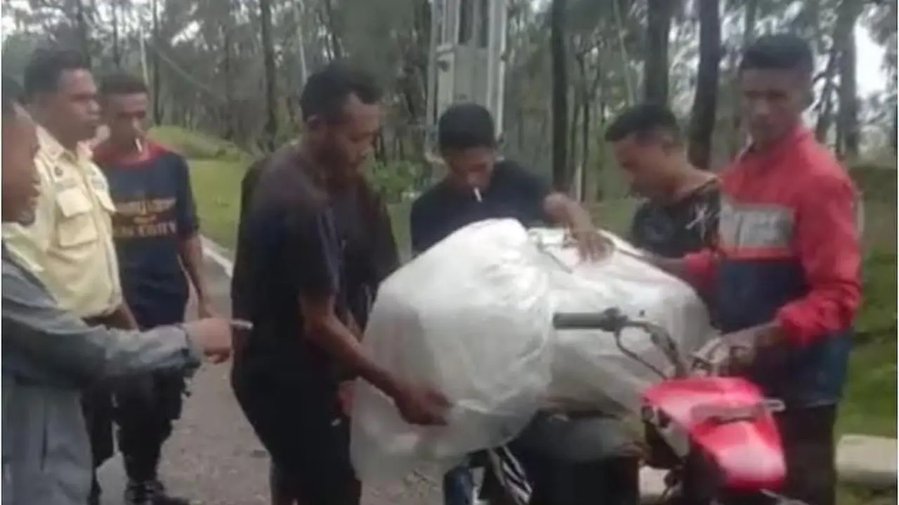 Keluarga saat memuat jenazah bayi menggunakan sepeda motor karena tak mampu membayar biaya ambulans (Liputan6.com/Ola Keda)