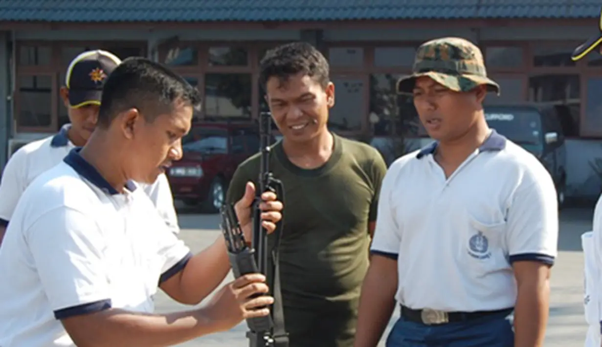 Citizen6, Jakarta: Para prajurit Kolinlamil Jakarta, dalam Lomba Jurit Tangkas HUT Ke - 51 Kolinlamil di Lapangan Apel Mako Kolinlamil, Tanjung Priok, Jakarta Utara, Selasa (26/6). (Pengirim: Kadispen Kolinlamil).
