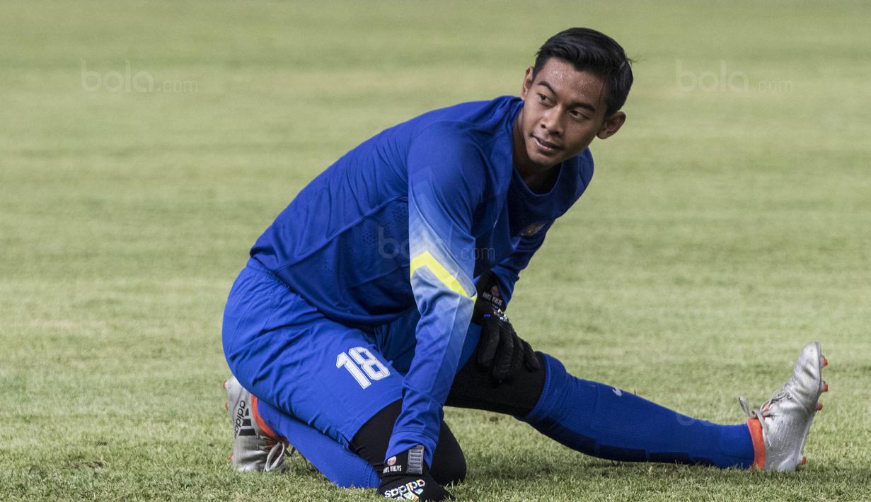 Kiper Timnas Indonesia, Satria Tama, melakukan pemanasan saat latihan di SUGBK, Jakarta, Sabtu (13/1/2018). Timnas Indonesia menggelar latihan terakhir sebelum laga persahabatan melawan Islandia. (Bola.com/Vitalis Yogi Trisna)