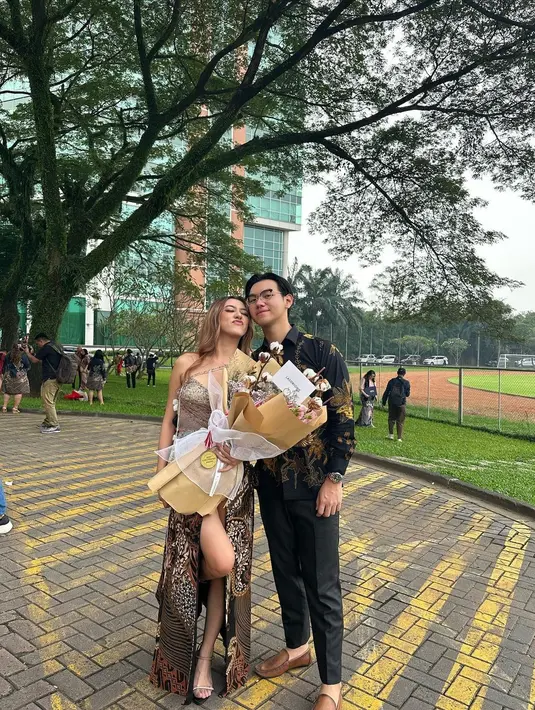 Momen ini terasa semakin istimewa dengan kehadiran sang kekasih yang setia mendampinginya. Diketahui sang kekasih ialah pemilik akun @nicholausfirdaus yang memberikan selamat di momen penting ini. (Liputan6.com/IG/@gabriellaekaputri)