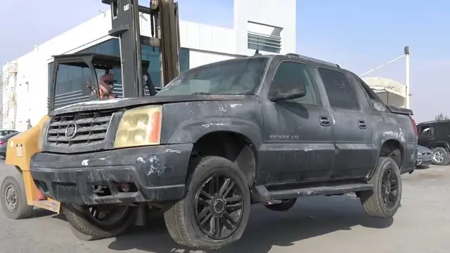 Cadillac Escalade yang sudah rusak di Scrap Yard (Supercar Blondie)
