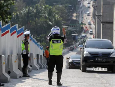 Petugas mengatur kendaraan pemudik di tanjakan Kali Kenteng, ruas tol fungsional Salatiga-Kartasura, Susukan, Kabupaten Semarang, Jateng, Selasa (12/6). Pengelola tol setempat menyiagakan enam petugas khusus pengganjal ban. (Liputan6.com/Arya Manggala)