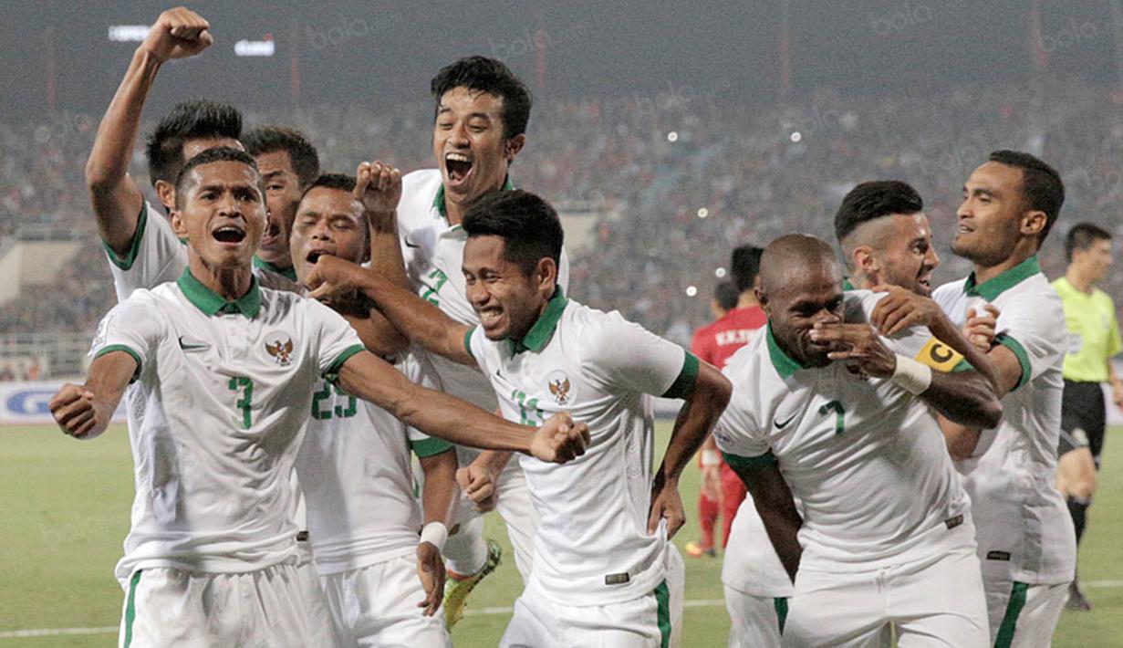 Para pemain Timnas Indonesia merayakan gol yang dicetak Stefano Lilipaly ke gawang Vietnam pada laga Piala AFF 2016 di Stadion My Dinh, Hanoi, Kamis (7/12/2016). Indonesia menang agregat 4-3 atas Vietnam. (Bola.com/Peksi Cahyo)