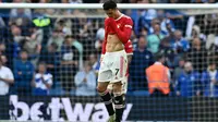 Reaksi striker Manchester United Cristiano Ronaldo dalam pertandingan Liga Inggris melawan Brighton and Hove Albion di The American Express Community Stadium, Sabtu (7/5/2022) malam WIB. MU kalah 0-4.(Glyn KIRK / AFP)