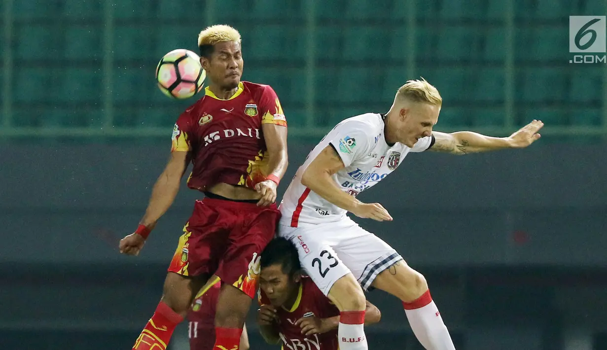 Penyerang Bhayangkara FC, Jajang Mulayana (kiri) berebut bola dengan pemain Bali United, Nick Van Der Velden pada lanjutan Liga 1 Indonesia di Stadion Patriot Candrabhaga, Bekasi, Jumat (29/9). Bhayangkara FC unggul 3-2. (Liputan6.com/Helmi Fithriansyah)
