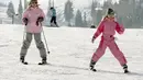 Gemas banget! Ini diambil ada 21 Januari 2007 saat Dakota dan Elle tengah bermain ski di Park City, Amerika Serikat. (FRAZER HARRISON / GETTY IMAGES NORTH AMERICA / AFP)
