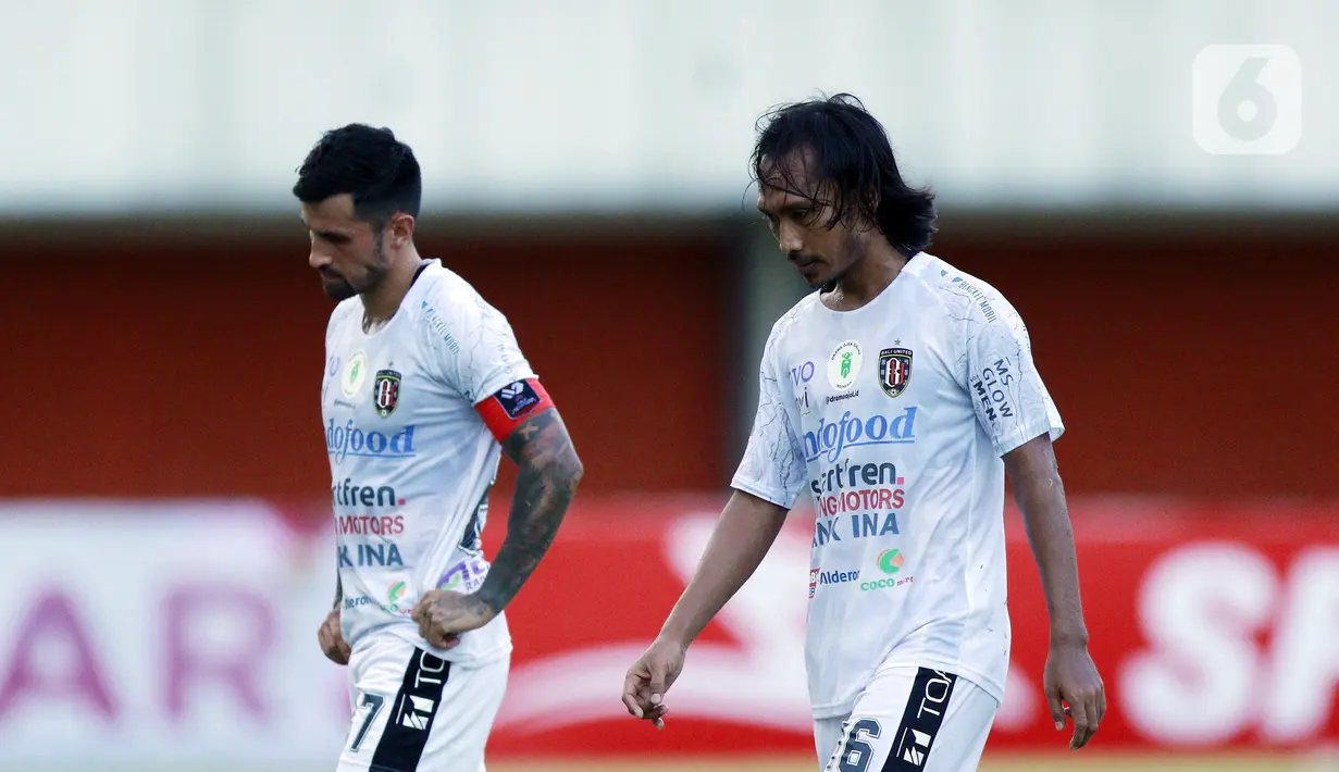 Pemain Bali United Hariono (kanan) dan Stefano Lilipaly tampak lesu usai melawan Persita Tangerang pada laga Piala Menpora 2021 di Stadion Maguwoharjo, Sleman, Jumat (2/4/2021). Laga berakhir imbang 1-1. (Bola.com/M Iqbal Ichsan)