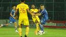 Striker Sriwijaya FC, Patrick Wanggai, berebut bola dengan bomber Arema Cronus, Cristian Gonzales pada laga semifinal leg pertama Piala Presiden di Stadion Kanjuruhan, Malang, Sabtu (2/10/2015). Arema ditahan imbang Sriwijaya 1-1.(Bola.com/Kevin Setiawan)
