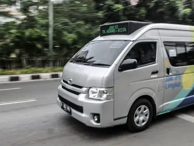 Angkutan Jak Lingko All New Purwarupa Mikrotrans saat beroperasi di Jakarta, Minggu (6/9/2020). PT Transjakarta meluncurkan All New Purwarupa Mikrotrans sebagai armada baru Jak Lingko. (merdeka.com/Iqbal S. Nugroho)