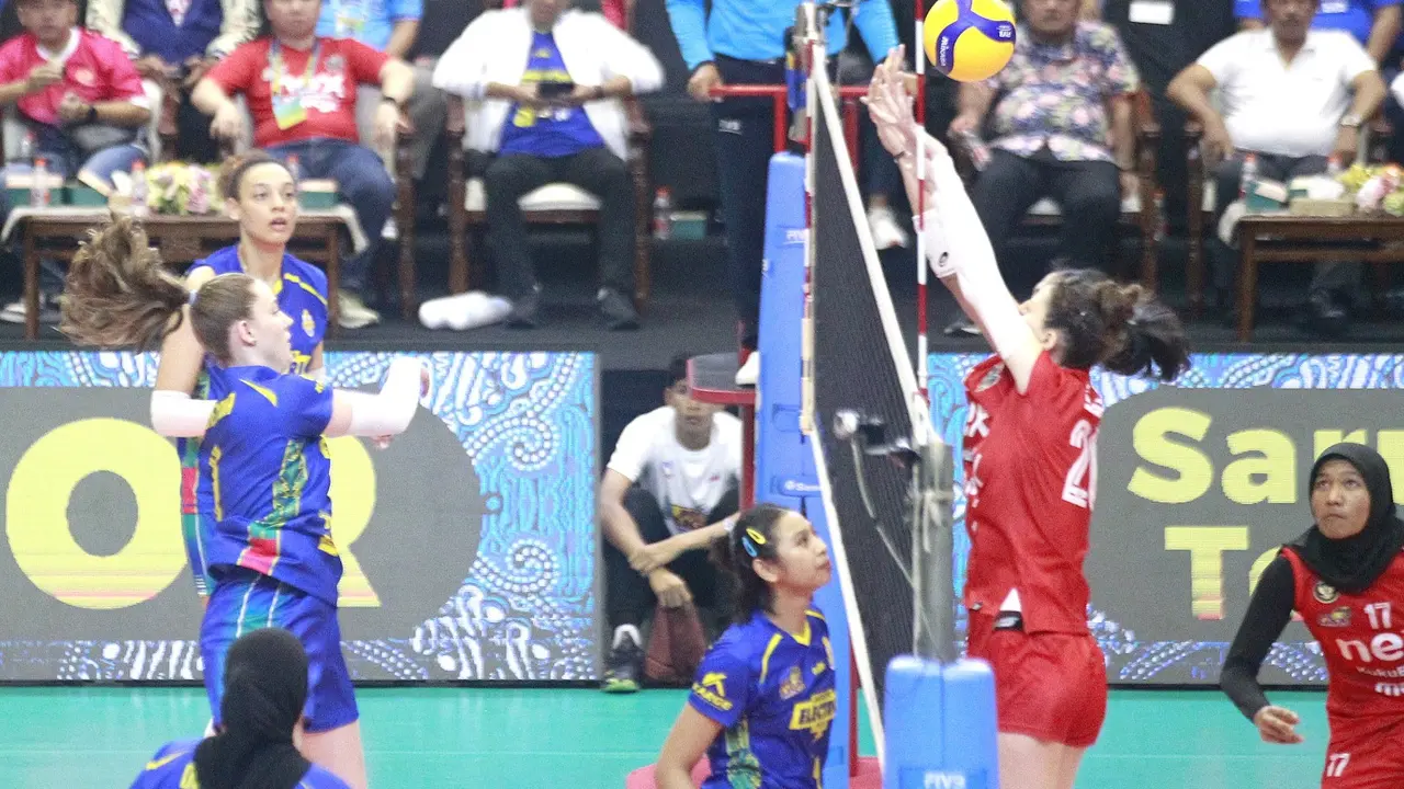 Tim Jakarta Electic PLN berjuang keras menundukan tim baru Yogya Falcons di partai pembuka PLN Mobile Proliga 2025 di GOR Jatidiri Semarang. (Foto: Liputan6.com/ Felek Wahyu)