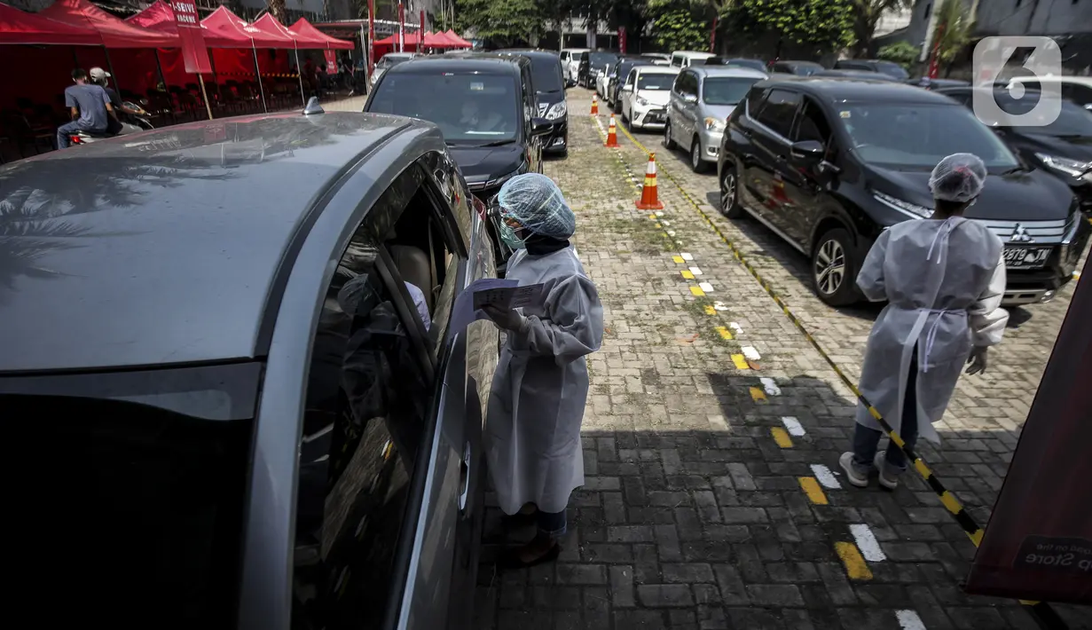 Suasana vaksinasi COVID-19 secara drive-thru di Jalan Duri Raya, Jakarta Barat, Kamis (8/7/2021). Yayasan Cinta anak Bangsa (YACB) Fondation menggelar vaksinasi COVID-19 secara drive-thru dengan menargetkan 800 hingga 1.000 warga ikut vaksinasi ini. (Liputan6.com/Johan Tallo)