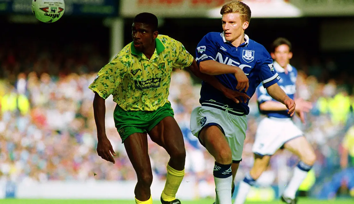 Striker Norwich City, Efan Ekoku (kiri) menguasai bola dibayangi pemain Everton pada laga Liga Inggris 1993/1994 di Goodison Park, Liverpool (25/9/1993). Efan Ekoku hanya membela satu klub EPL di Liga Inggris selama 8 musim, yaitu Norwich City. Torehan 12 gol menjadi catatan terbaiknya pada musim 1993/1994. (twitter/NorwichCityFC)