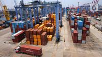 Suasana bongkar muat peti kemas di Pelabuhan Tanjung Priok, Jakarta, Jumat (29/10/2021). Surplus ini didapatkan dari ekspor September 2021 yang mencapai US$20,60 miliar dan impor September 2021 yang tercatat senilai US$16,23 miliar. (Liputan6.com/Angga Yuniar)