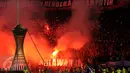 Suporter Arema Cronus menyalakan flare saat merayakan kemenangan tim Singo Edan di laga final Piala Bhayangkara 2016 melawan Persib di Stadion GBK Jakarta, Minggu (3/4/2016). Arema Cronus unggul 2-0 atas Persib. (Liputan6.com/Helmi Fithriansyah)