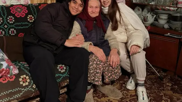 Potret Billy Syahputra Sambangi Nenek Viktoriya Kolesnaya, Penuh Kehangatan dan Senyuman  (credit: instagram.com/bilsky16).