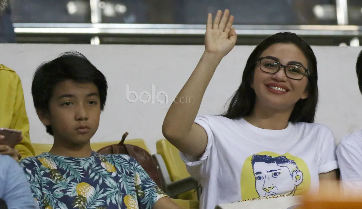 Ariel Tatum menyapa memberikan salam salam ke arah kamera saat berada di tribun VIP menyaksikan laga Persija Jakarta melawan Sriwijaya FC di Stadion Wibawa Mukti, Cikarang, Jumat (16/6/2017). (Bola.com/Nicklas Hanoatubun)