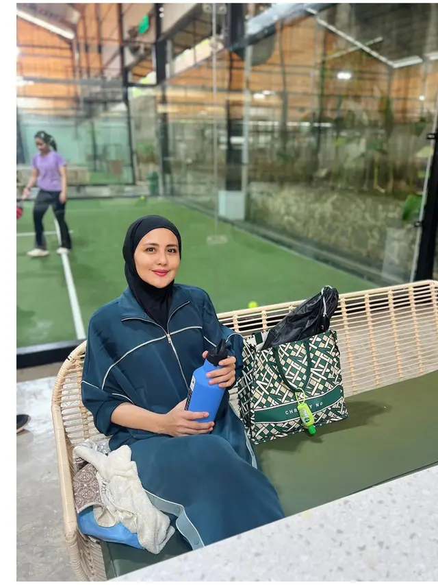 6 Gaya Outfit Padel Berhijab ala Juliana Moechtar, Memukau di Lapangan