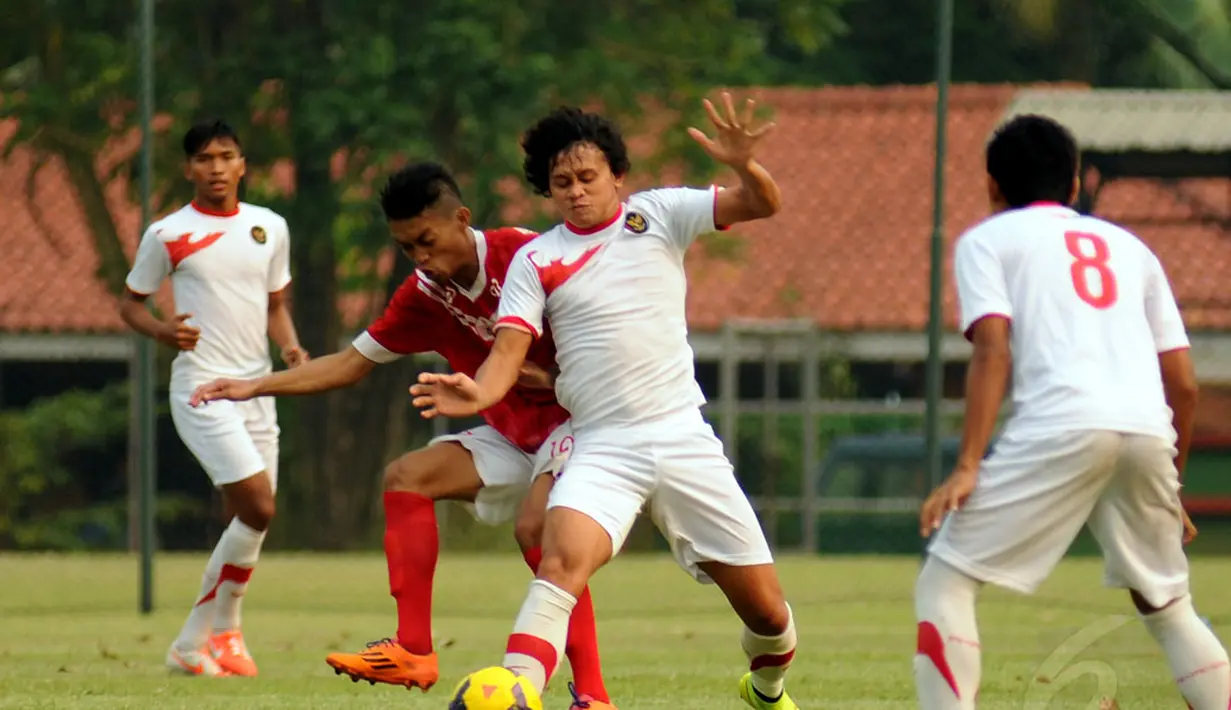 Pemain tengah Timnas Indonesia U23, Rizky Ahmad Sanjaya Pellu (kedua dari kanan), berebut bola dengan salah satu pemain Pra PON DKI Jakarta di lapangan SPH Karawaci, Tangerang, (9/9/2014). (Liputan6.com/Helmi Fithriansyah)