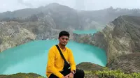 Ibrahim Sanjaya berpose di Danau Tiga Warna di Ende, Flores. Dia ikut berduka atas bencana alam yang saat ini melanda beberapa daerah di NTT. (Bola.com/Gatot Susetyo)