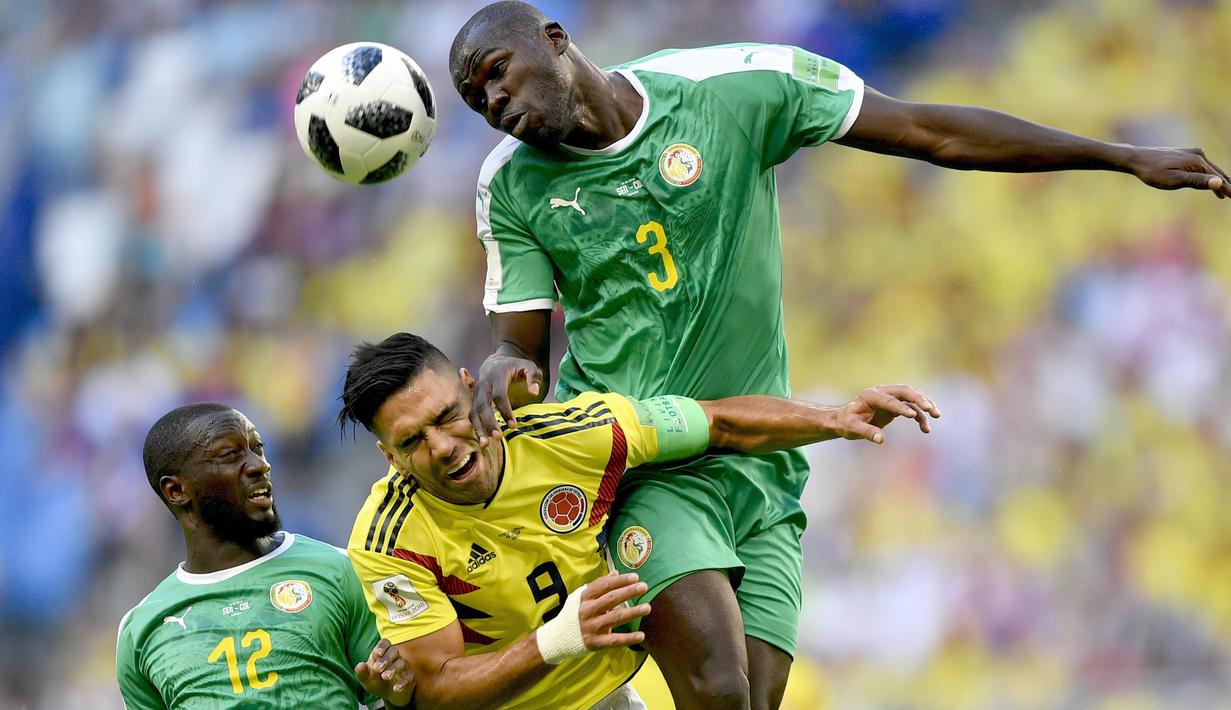 Pemain Kolombia, Radamel Falcao (tengah) berusaha menyundul bola dari kawalan dua pemain Senegal pada laga terakhir grup H di Samara Arena, Samara, Rusia, (28/6/2018). Kolombia menang 1-0. (AP/Martin Meissner)