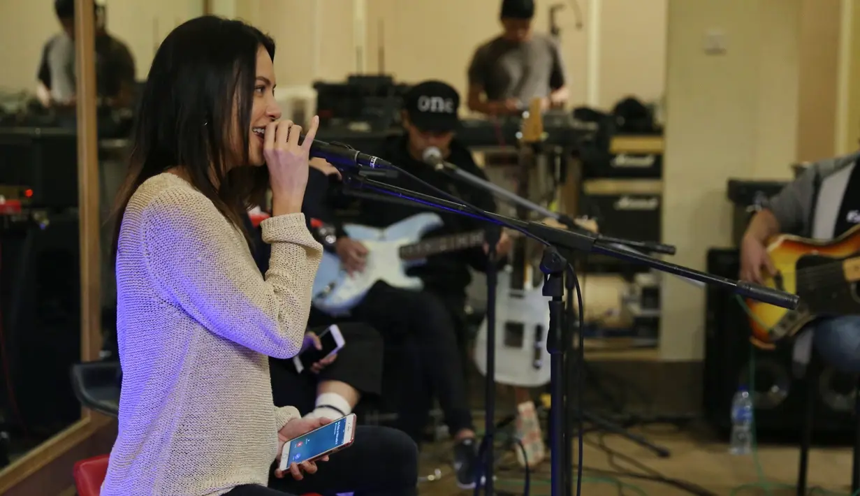 Perempuan kelahiran Berlin 47 tahun silam ini tidak hanya sendiri, ia tampil bersama degan Nev+. Mantan suami Indra Lesmana itu juga pernah berduet dengan Chrisye, lagu Kangen dan Setangkai Anggrek Bulan. (Nurwahyunan/Bintang.com)