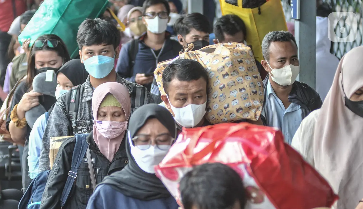 <p>Penumpang kereta api jarak jauh berdesakan ketika antre untuk keluar di Stasiun Pasar Senen, Jakarta Pusat, Senin (9/5/2022). PT Kereta Api Indonesia (KAI) mengungkapkan gelombang arus balik pemudik pada H+7 Lebaran 2022 terpantau masih tinggi. Tercatat sebanyak 40.800 penumpang tiba pada hari Senin ini dikarenakan penundaan waktu sekolah dan pelaksanaan Work From (WFH). (merdeka.com/Iqbal S Nugroho)</p>