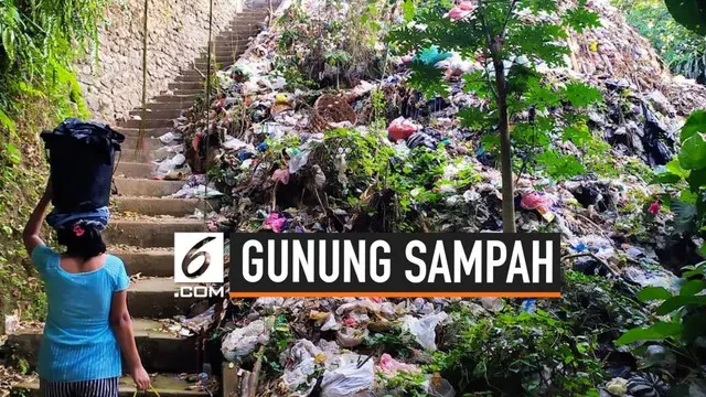 Seorang wanita tidak sengaja menemukan gunungan sampah saat berjalan pagi. Penampakan mengejutkan ini berada di pinggir jalan Banjar Tarukan, Ubud, Bali.