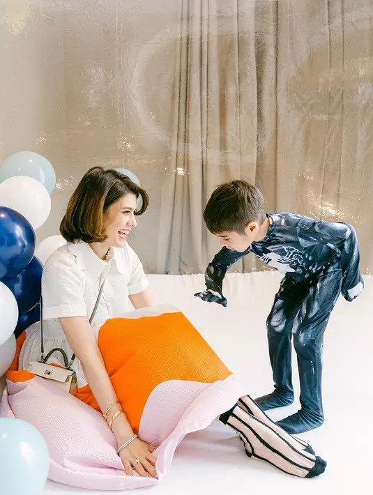 Dalam unggahan berikutnya, masih potret acara ulang tahun kedua anaknya, perempuan kelahiran Sumedang 39 tahun silam itu juga mengungkapkan pekerjaan paling sulit didunia yang dirasakan. Yaitu menjadi seorang ibu. [Instagram/carissa_puteri]