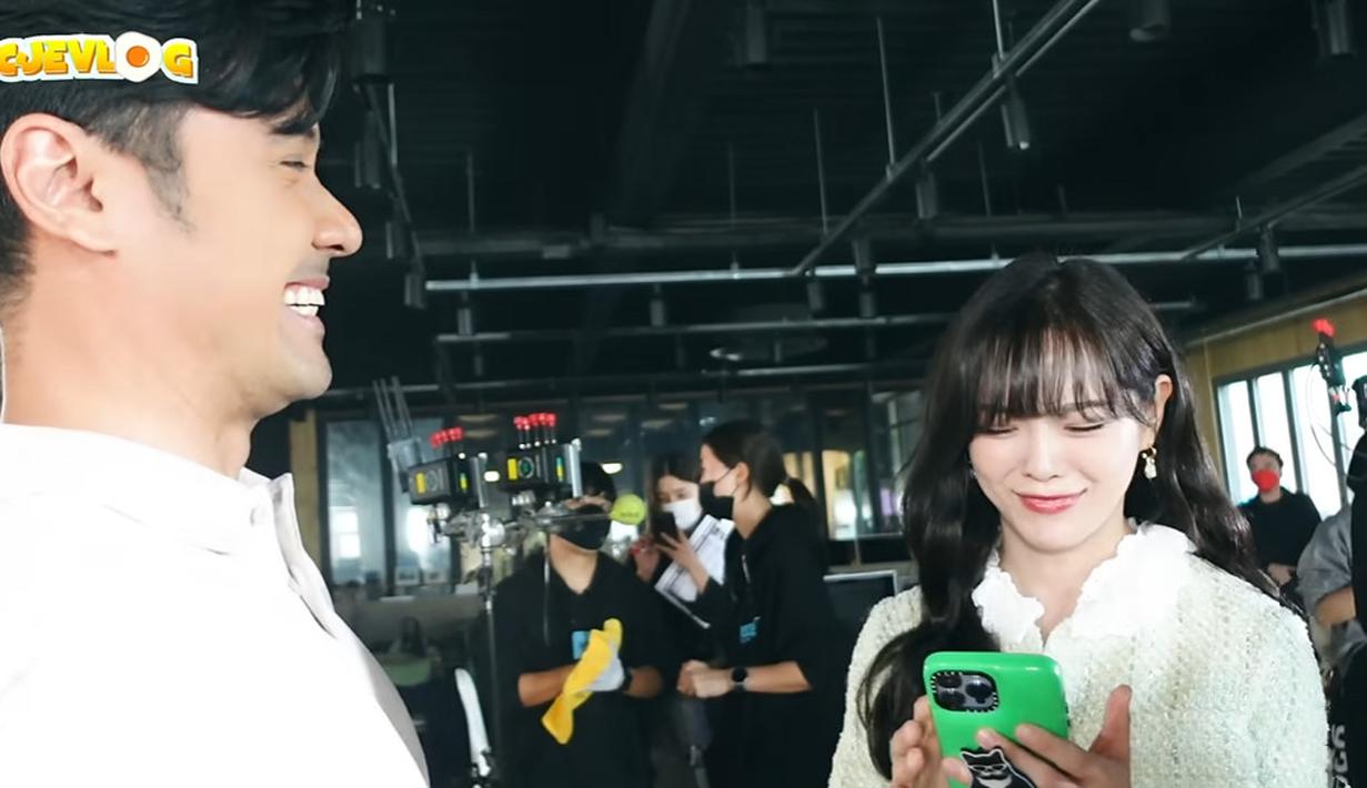Kim Sejeong juga mengatakan pada Chicco bahwa dia akan menggelar fanmeeting di Jakarta. Dia menguncang Chicco untuk datang. (Foto: YouTube/ Chicco Jerikho)