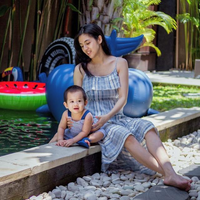 Momen Manis DJ Una Saat Momong Anak (sumber: instagram/putriuna)