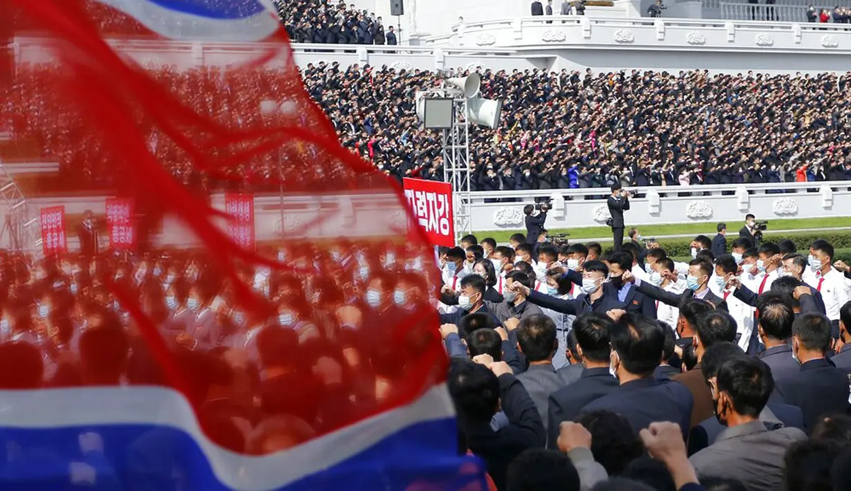Ribuan orang mengikuti rapat umum menyambut Kongres ke-8 Partai Buruh Korea di Lapangan Kim Il Sung, Pyongyang, Korea Utara, Senin (12/10/2020). (AP Photo/Jon Chol Jin)