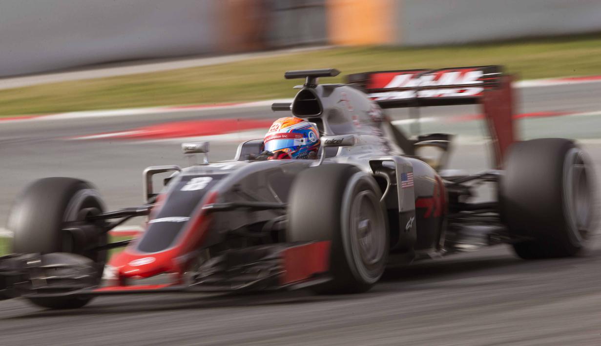 Romain Grosjean, dari Haas F1 team, berada pada urutan ke-10 dengan waktu 1m28.399s  pada test pre-season di  Sirkuit Catalunya, Montmelo, Barcelona, Senin (22/2/2016) malam WIB. (EPA/Alejandro Garcia)