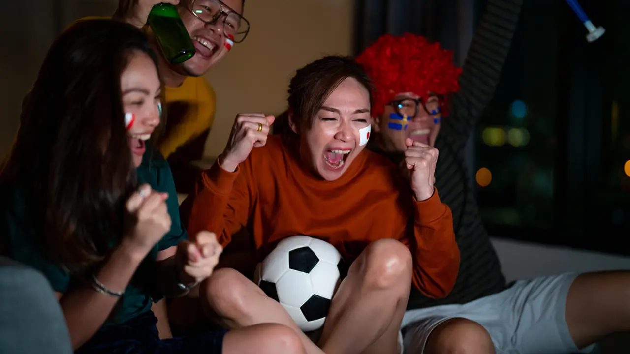 Ilustrasi nonton bola bareng seru