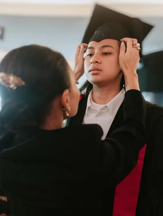 Penyanyi 51 tahun itu pun turut mendampingi wisuda sang putra. Meski menghadiri wisuda di luar negeri, Yuni Shara tetap memilih busana khas Indonesia, yakni kebaya. [@yunishara36]