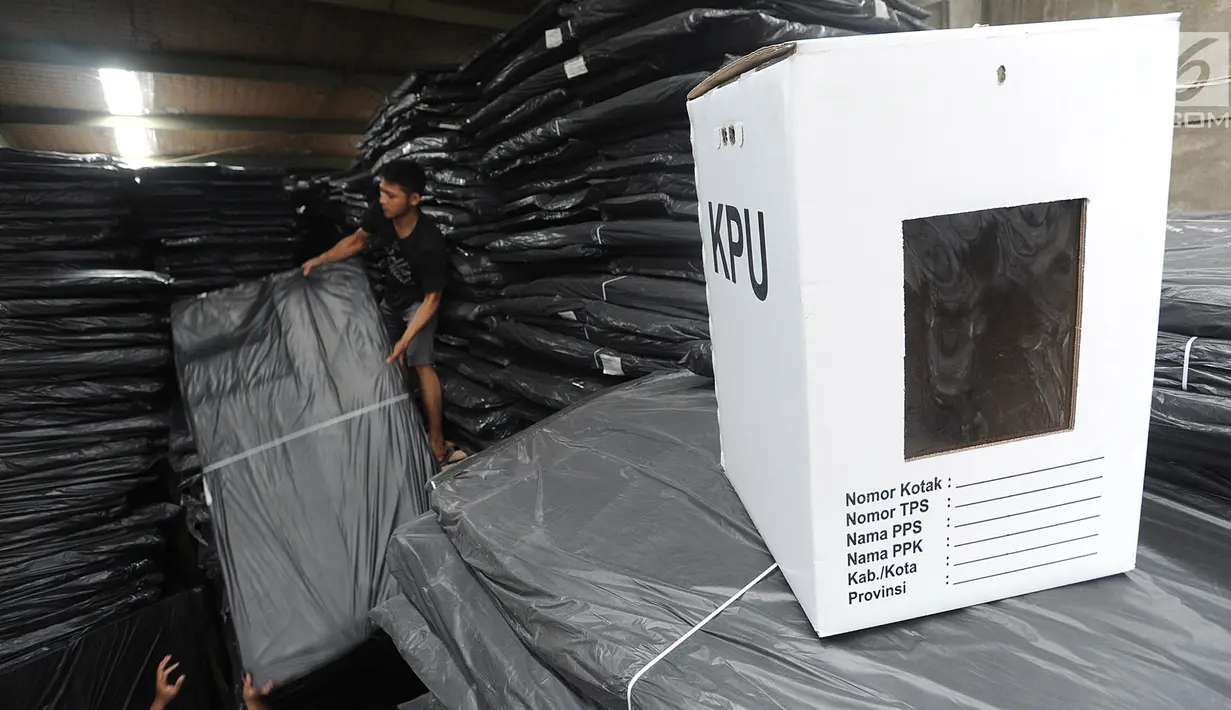 Petugas menata kotak suara Pemilu 2019 di Gudang KPU Kabupaten Bogor, Pondok Rajeg, Bogor, Rabu (14/11). KPU setempat menerima 75.115 kotak suara yang terbuat dari karton kedap air untuk menghadapi Pileg dan Pilpres 2019. (Merdeka.com/Arie Basuki)